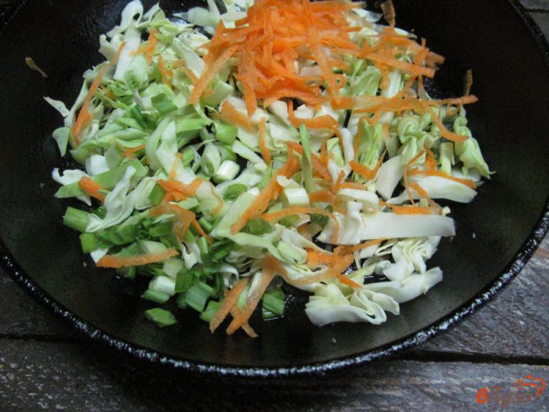 Фото приготовление рецепта: Картофельное пюре с капустой и сосисками шаг №3