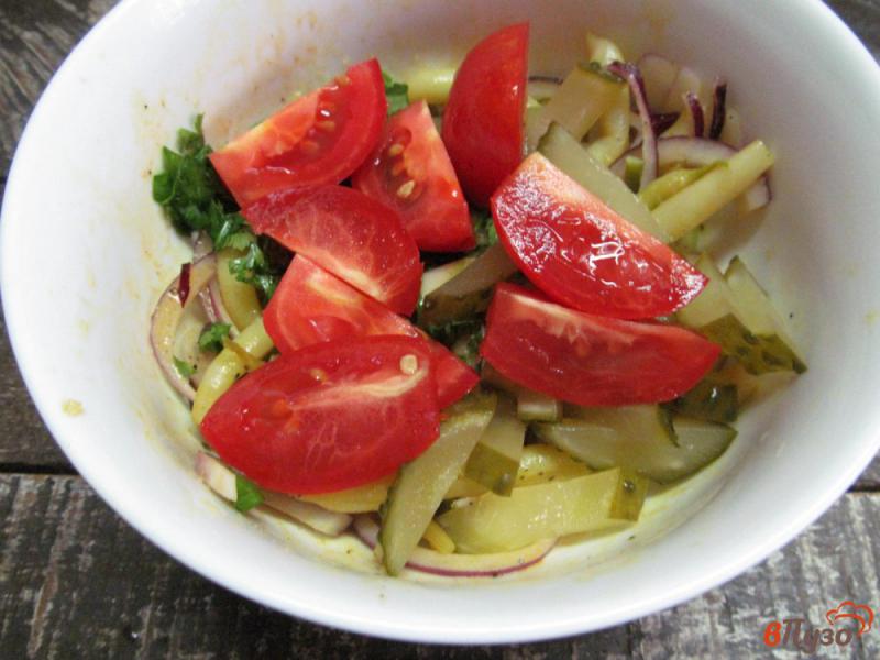 Фото приготовление рецепта: Томатный салат с кабачком фасолью и малосольным огурцом шаг №4
