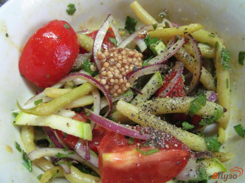 Фото приготовление рецепта: Томатный салат с кабачком фасолью и малосольным огурцом шаг №5