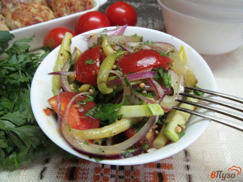 Фото приготовление рецепта: Томатный салат с кабачком фасолью и малосольным огурцом шаг №6