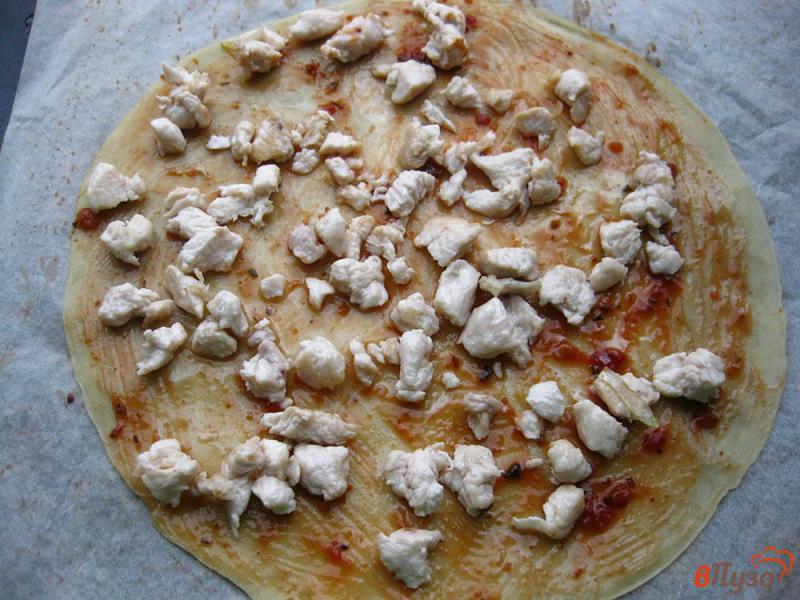 Фото приготовление рецепта: Пицца тонкая с грибами и курицей под сыром шаг №8