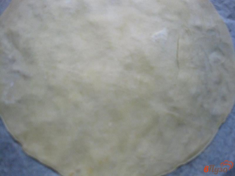Фото приготовление рецепта: Пицца тонкая с грибами и курицей под сыром шаг №6