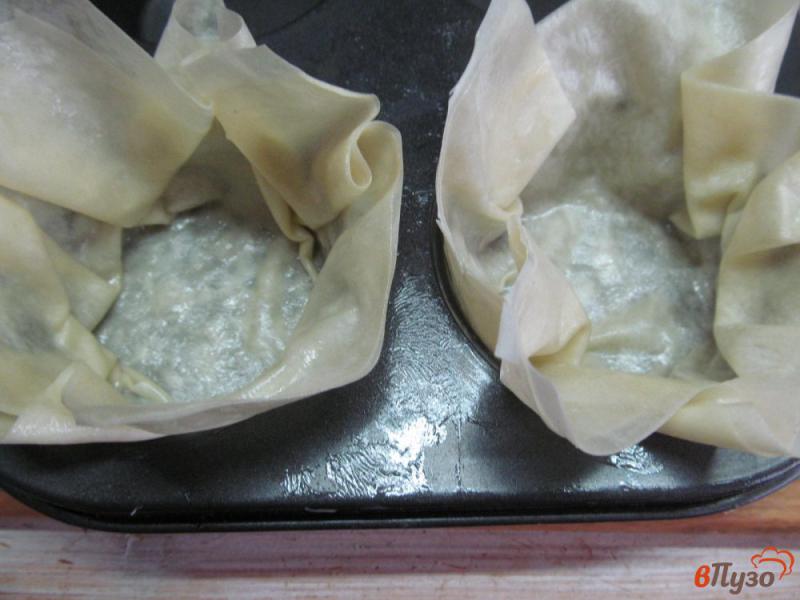 Фото приготовление рецепта: Абрикос в тесте фило с салями и сыром шаг №2