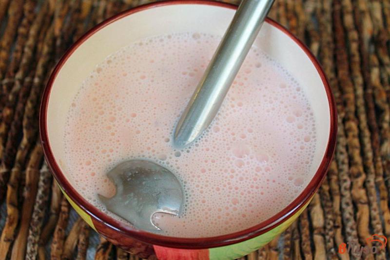 Фото приготовление рецепта: Коктейль из домашнего йогурта с дыней и абрикосом шаг №4