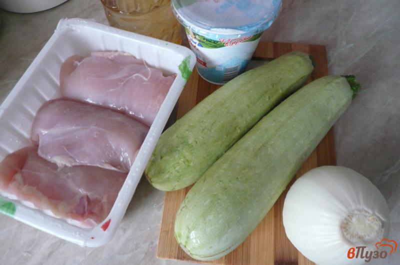 Фото приготовление рецепта: Куриная грудка с кабачком в сметане шаг №1