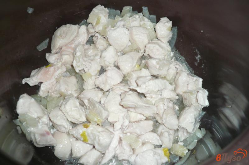 Фото приготовление рецепта: Куриная грудка с кабачком в сметане шаг №7