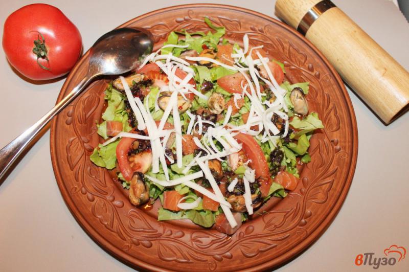 Фото приготовление рецепта: Салат с мидиями и помидорами шаг №7