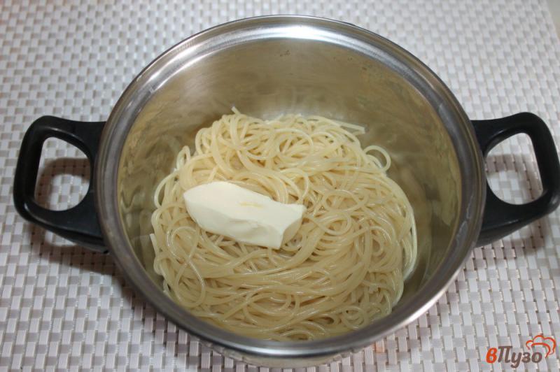 Фото приготовление рецепта: Спагетти с сыром, укропом и сливочным маслом шаг №3
