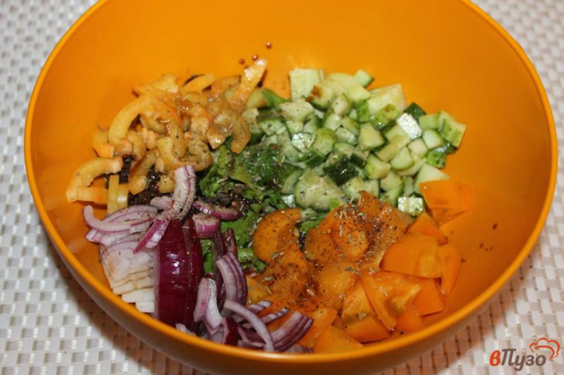 Фото приготовление рецепта: Салат овощной с плавленым сыром шаг №6