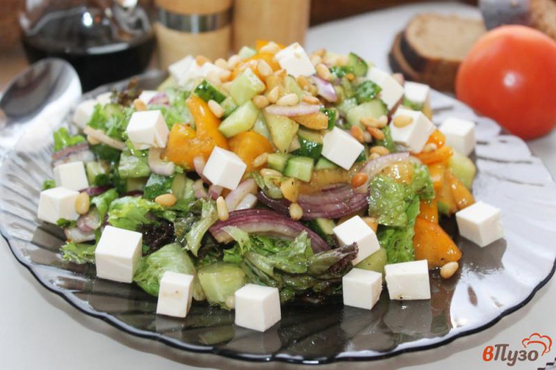 Фото приготовление рецепта: Салат овощной с плавленым сыром шаг №7