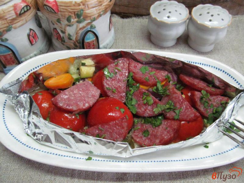 Фото приготовление рецепта: «Лодочка» из овощей с колбасой шаг №6