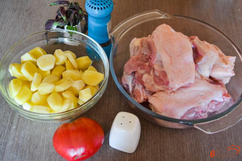 Фото приготовление рецепта: Куриные спинки с картофелем и помидорами в духовке шаг №1