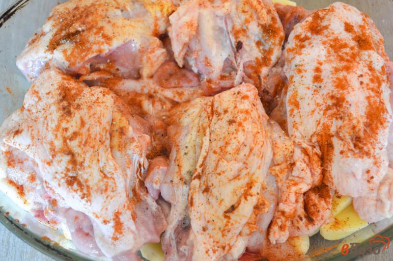 Фото приготовление рецепта: Куриные спинки с картофелем и помидорами в духовке шаг №3