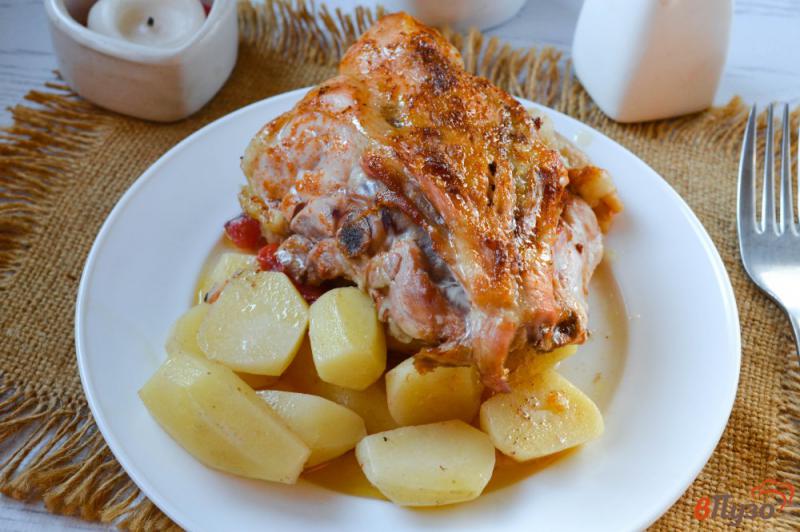 Фото приготовление рецепта: Куриные спинки с картофелем и помидорами в духовке шаг №5