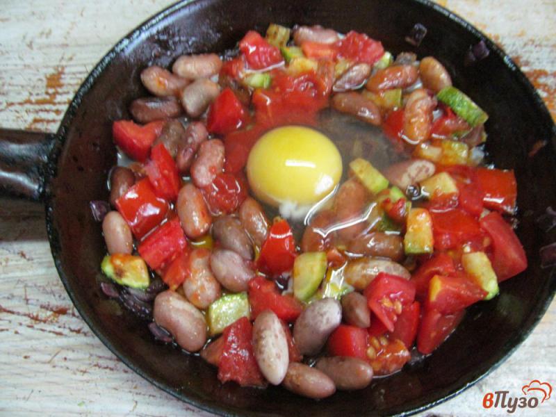 Фото приготовление рецепта: Яйца с кабачком и помидором шаг №4