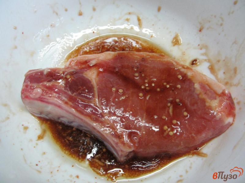 Фото приготовление рецепта: Свиной стейк с морковью и смородиной шаг №1