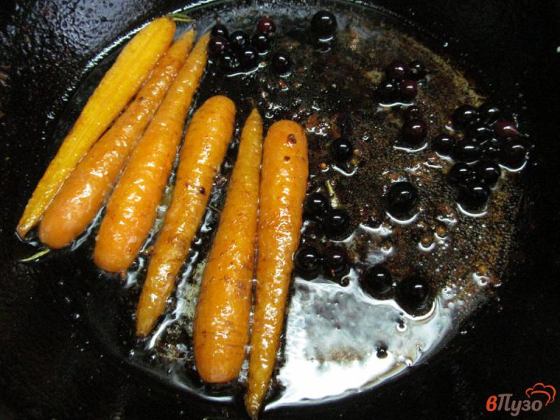 Фото приготовление рецепта: Свиной стейк с морковью и смородиной шаг №5