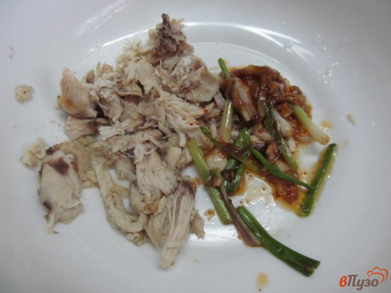 Фото приготовление рецепта: Салат из мяса курицы с помидором шаг №3