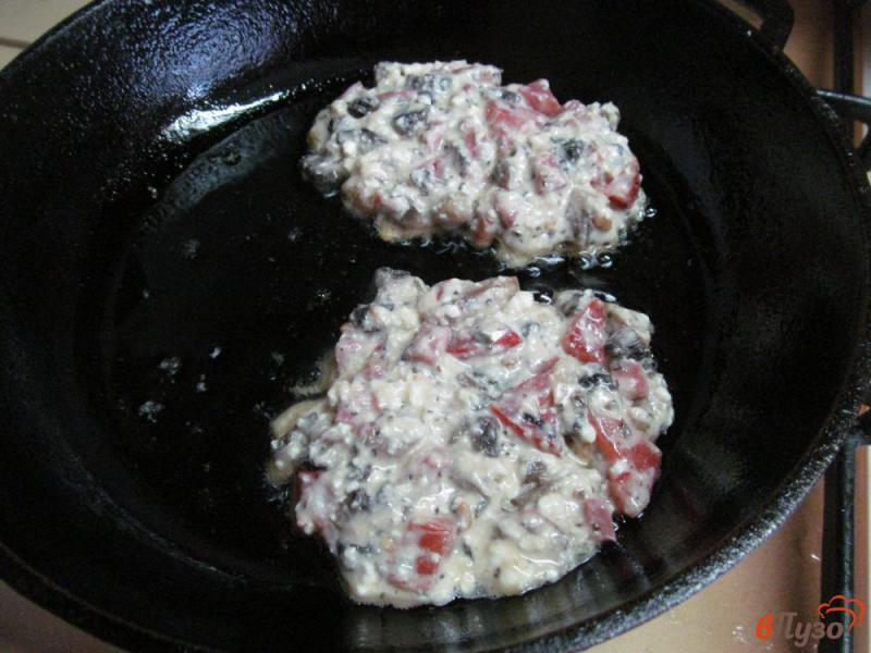 Фото приготовление рецепта: Творожники с грибами и томатом шаг №6