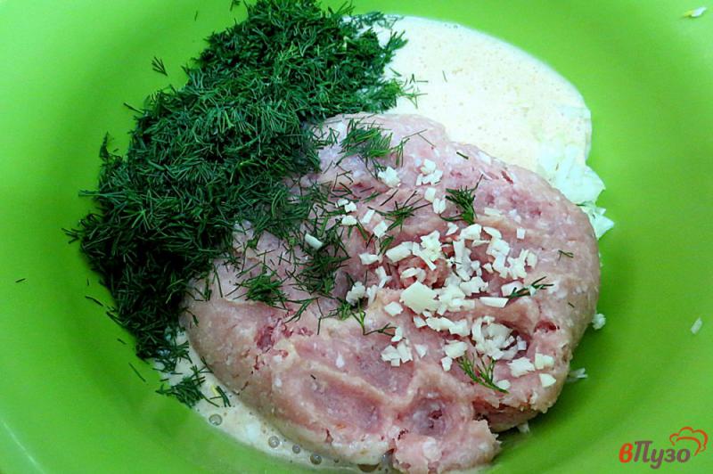 Фото приготовление рецепта: Свино-говяжие котлеты с укропом и сливками шаг №5