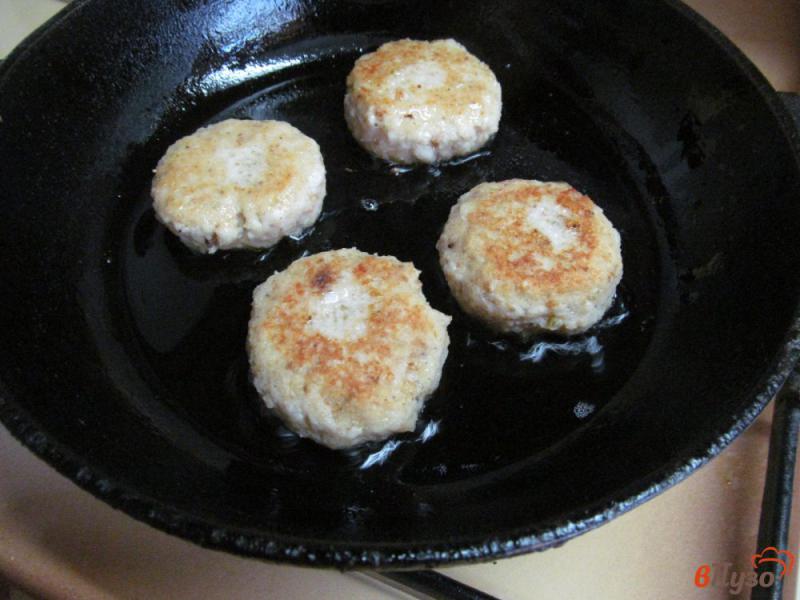 Фото приготовление рецепта: Куриные котлеты с фунчозой и огурцом шаг №4