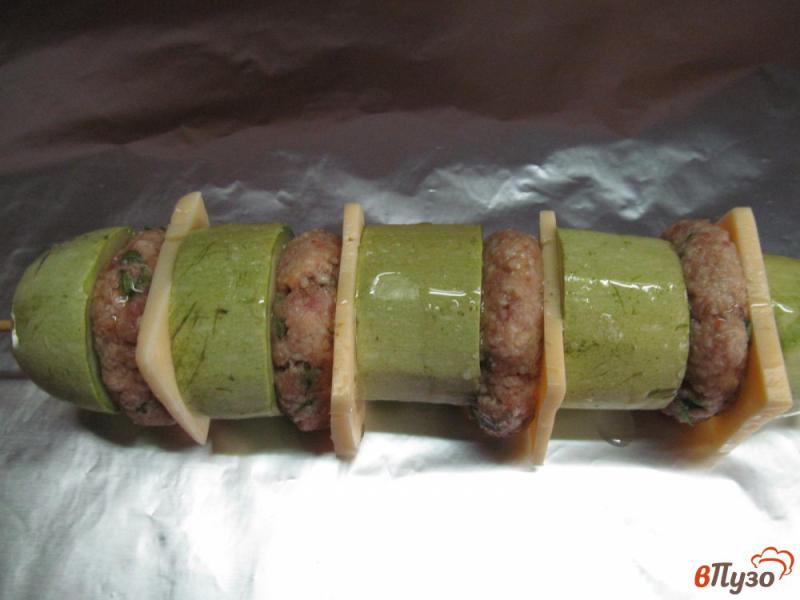 Фото приготовление рецепта: Запеченный кабачок с сыром и фрикадельками шаг №6