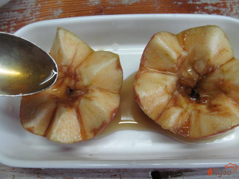 Фото приготовление рецепта: Печеные яблоки под коньяком и медом шаг №3
