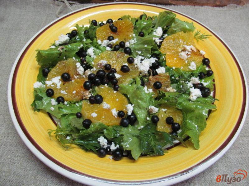 Фото приготовление рецепта: Салат из зелени с апельсином шаг №5