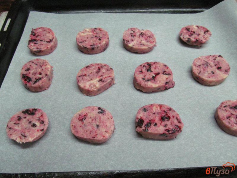 Фото приготовление рецепта: Печенье с черной смородиной шаг №8