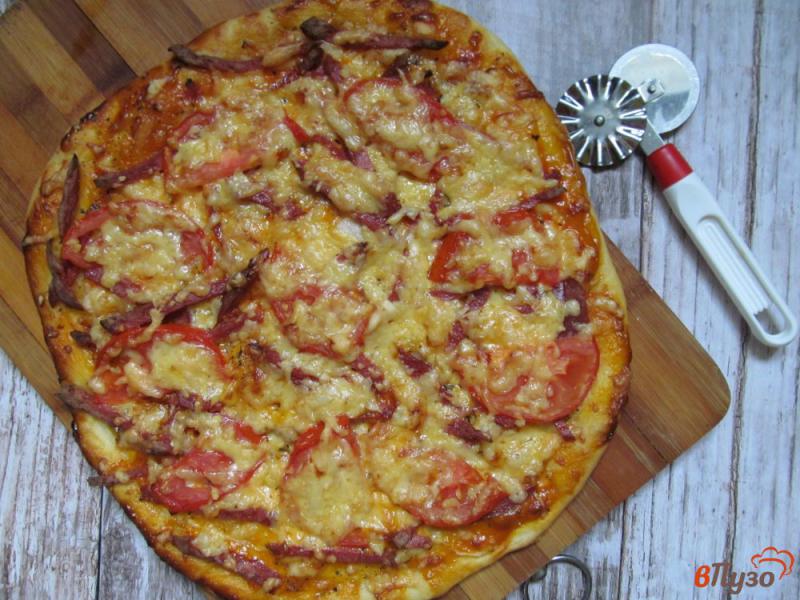 Фото приготовление рецепта: Пицца домашняя с салями шаг №8
