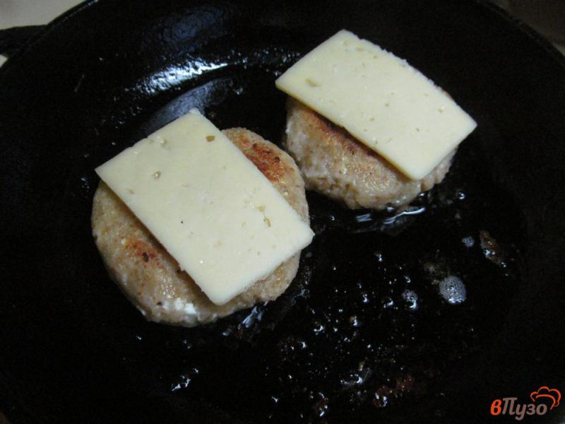 Фото приготовление рецепта: Облегченный бутерброд с сыром кабачком и беконом шаг №6