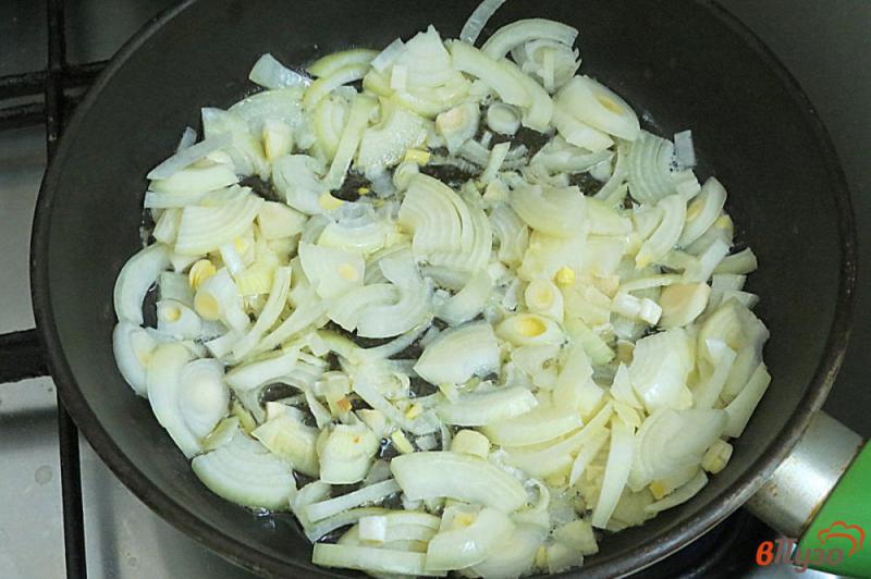 Фото приготовление рецепта: Соус из белых грибов и сливок шаг №3