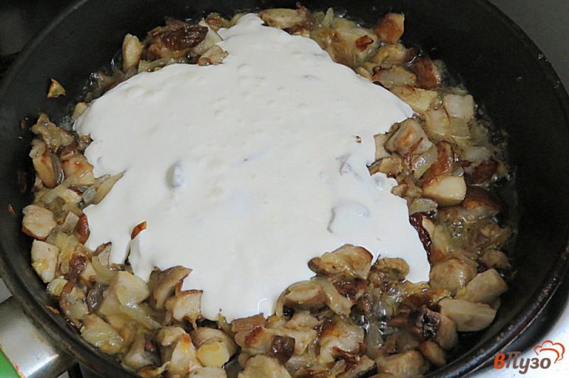 Фото приготовление рецепта: Соус из белых грибов и сливок шаг №6