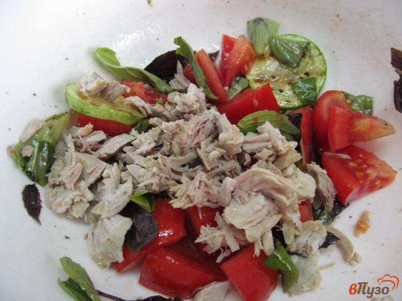Фото приготовление рецепта: Греческий салат с вареной свининой шаг №4