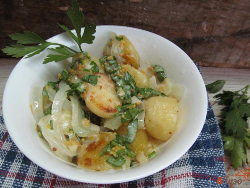 Фото приготовление рецепта: Салат из жареной картошки шаг №5