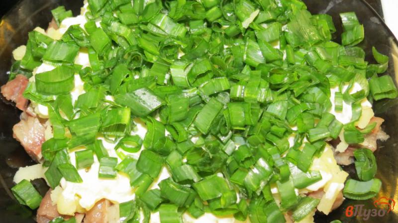 Фото приготовление рецепта: Зеленый салат с селедкой шаг №2