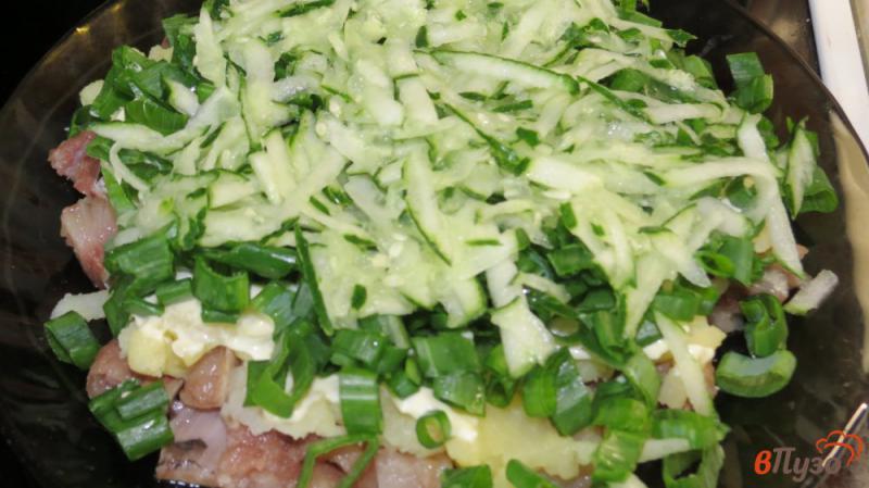 Фото приготовление рецепта: Зеленый салат с селедкой шаг №3