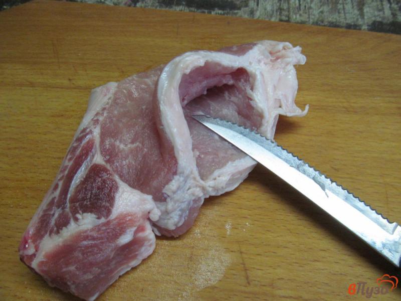 Фото приготовление рецепта: Свиной стейк с начинкой из изюма шаг №1