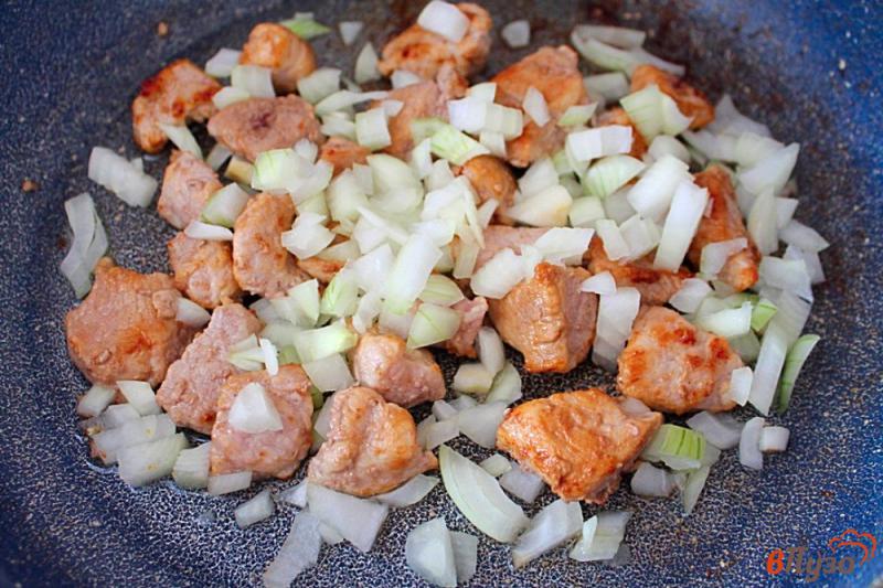Фото приготовление рецепта: Свинина с капустой, перцем и шпинатом шаг №2