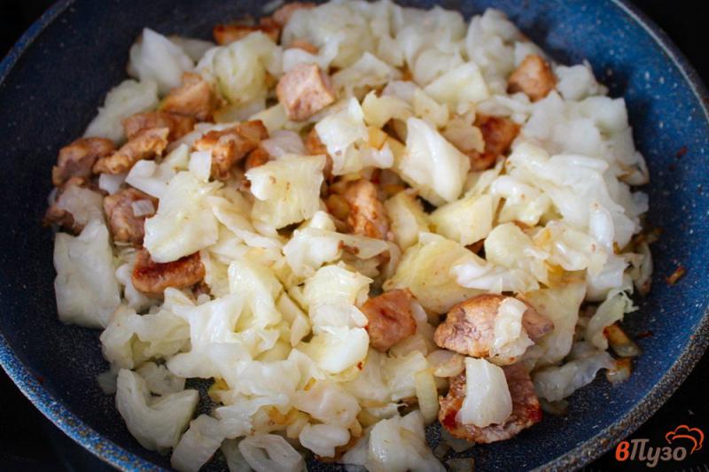 Фото приготовление рецепта: Свинина с капустой, перцем и шпинатом шаг №3