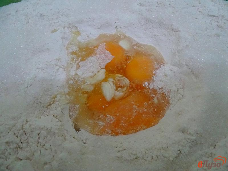 Фото приготовление рецепта: Дрожжевой пирог со сливами шаг №3