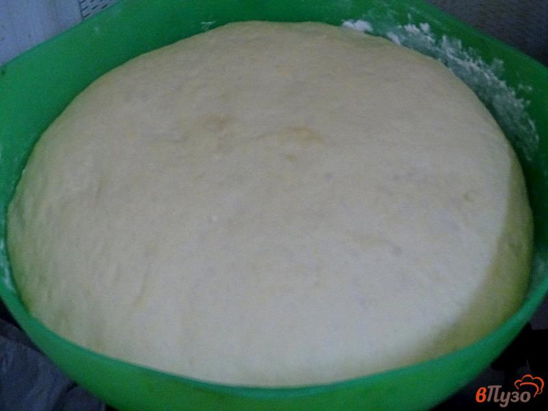 Фото приготовление рецепта: Дрожжевой пирог со сливами шаг №7