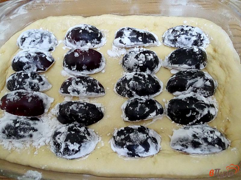 Фото приготовление рецепта: Дрожжевой пирог со сливами шаг №9