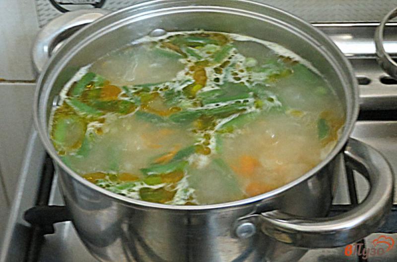 Фото приготовление рецепта: Суп со спаржевой фасолью, горошком и сливками шаг №7