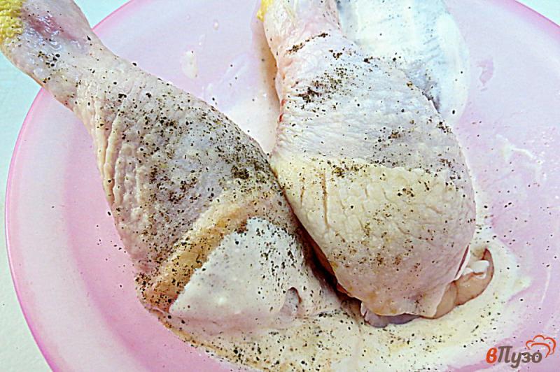 Фото приготовление рецепта: Куриные голени запеченные со сметаной шаг №3