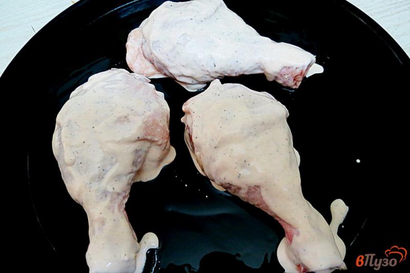 Фото приготовление рецепта: Куриные голени запеченные со сметаной шаг №4