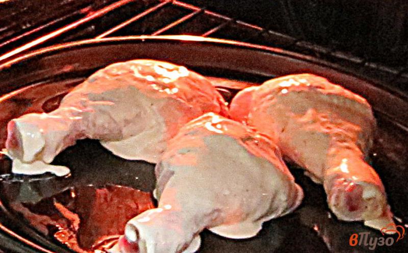 Фото приготовление рецепта: Куриные голени запеченные со сметаной шаг №5
