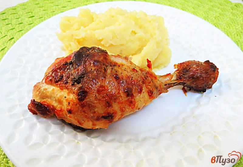 Фото приготовление рецепта: Куриные голени запеченные со сметаной шаг №6
