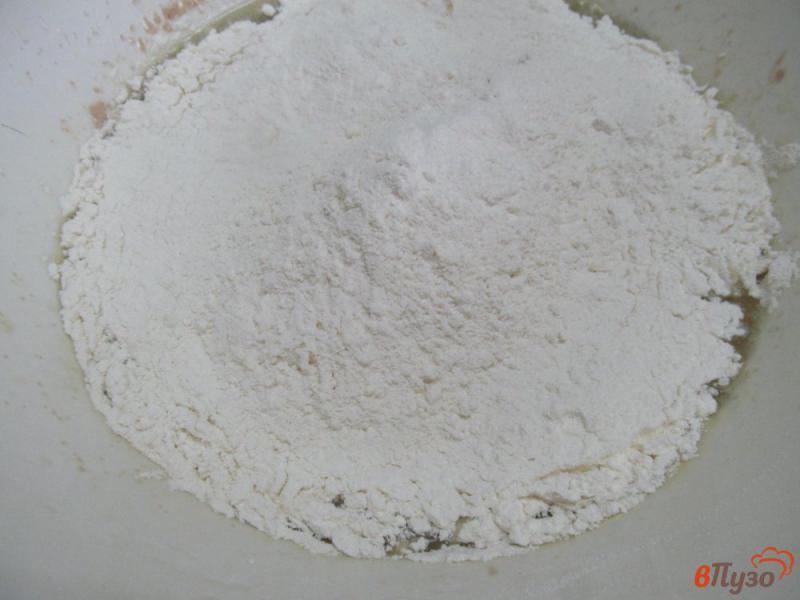 Фото приготовление рецепта: Пирожки на ряженке с начинкой из сыра и малины шаг №4