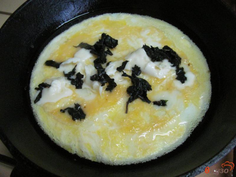 Фото приготовление рецепта: Омлет с сыром моцарелла и соусом из базилика шаг №5